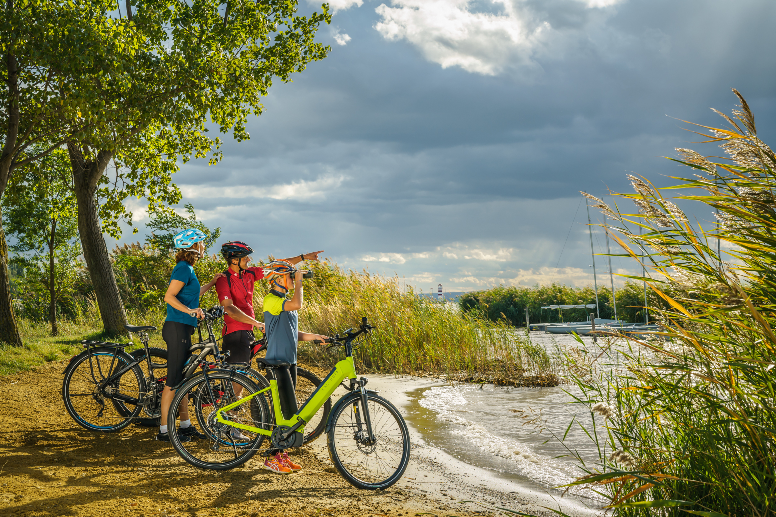 Radfahrer-am-Ufer-des-Neusiedler-See